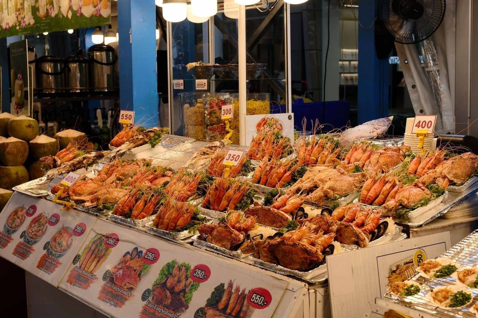 끄라비 아오낭 비치와 석회암 절벽 배경