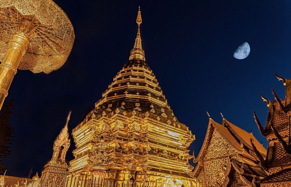 Wat Phra That Doi Suthep im Nachthimmel über Chiang Mai