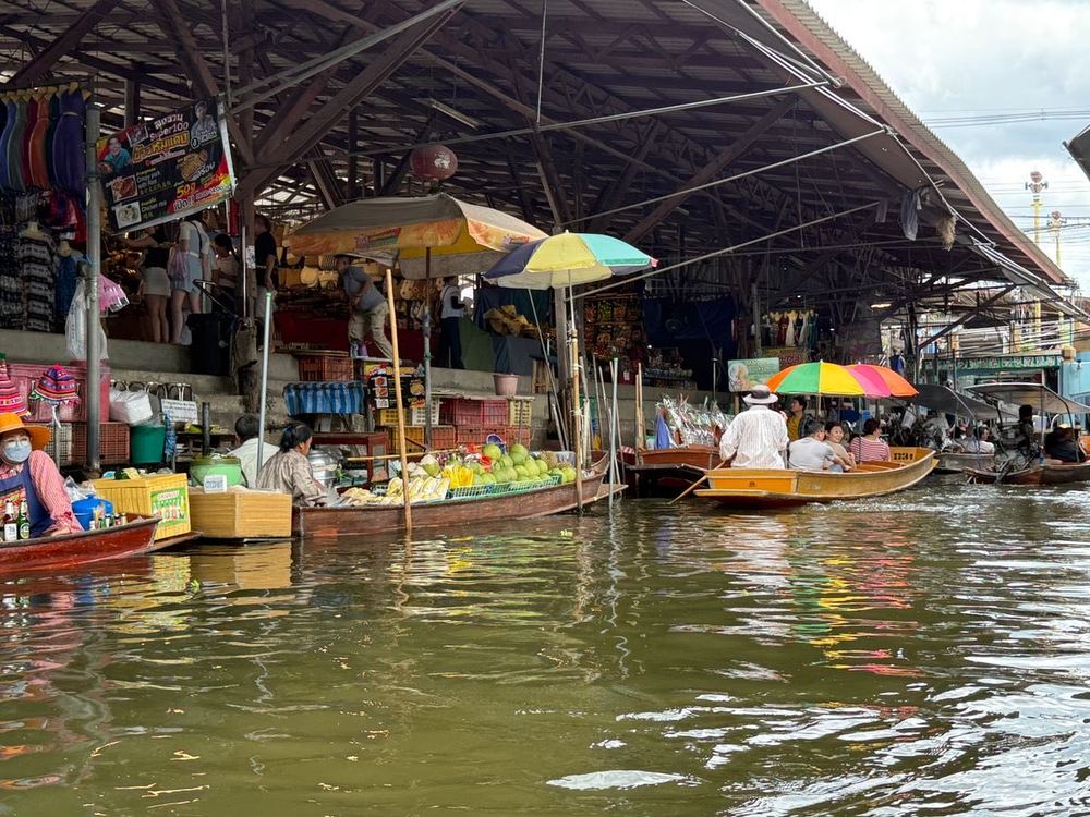 Mit Obst und Gemüse beladene Boote auf einem schwimmenden Markt bei Bangkok