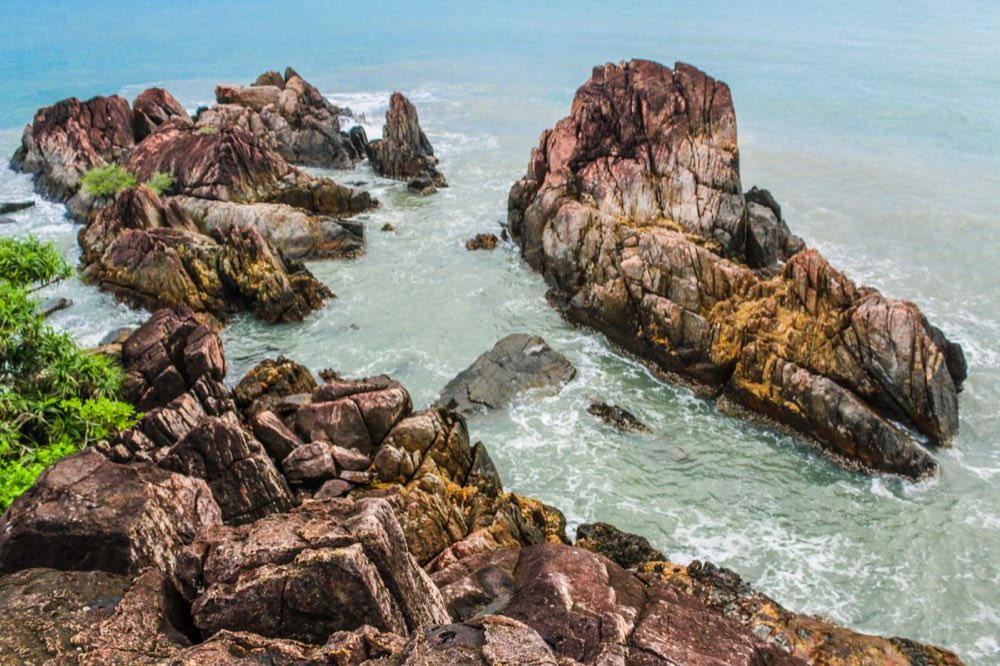 Felsige Küste und klares Wasser auf Koh Chang