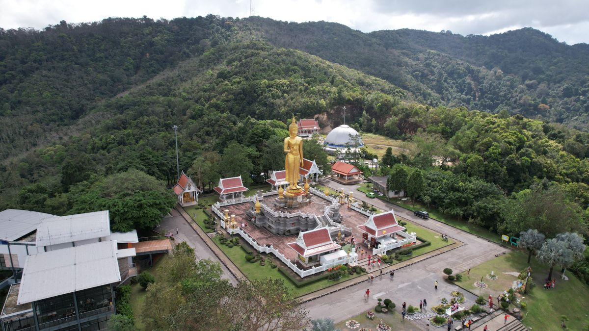 Bouddha doré et complexe de temples sur une colline boisée près de Hat Yai