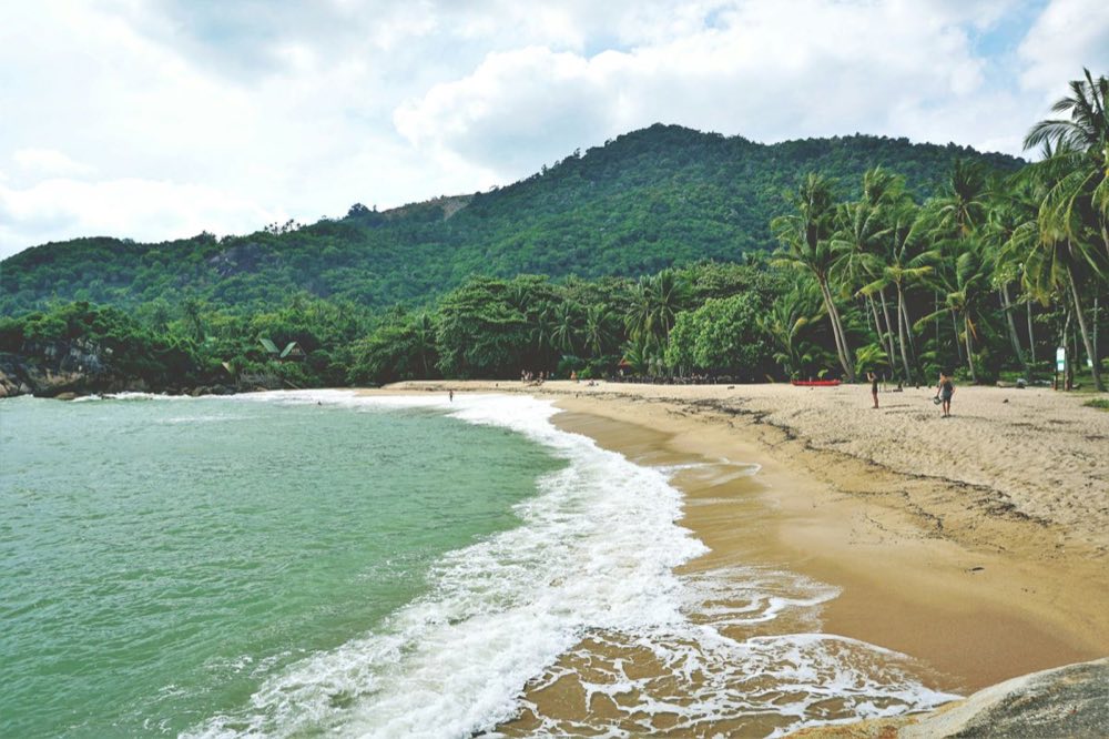 La plage de Ban Tai à Koh Phangan, adossée à des collines boisées