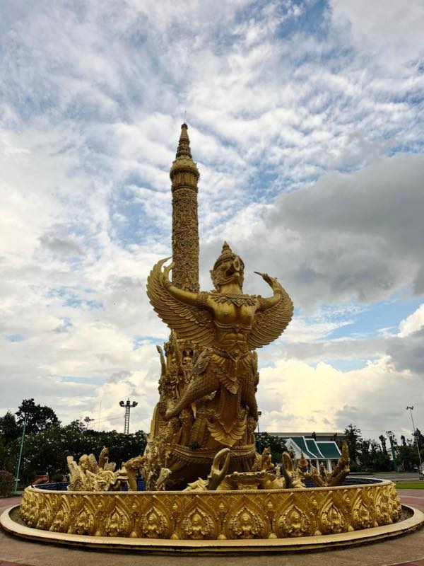 Eine goldene Skulptur des Kerzenfestes in Ubon Ratchathani