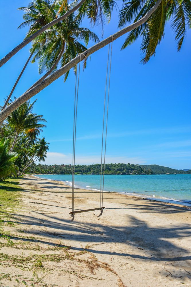 Seilschaukel an einer Palme über einem ruhigen Strand auf Ko Mak im Trat-Archipel neben Koh Kood