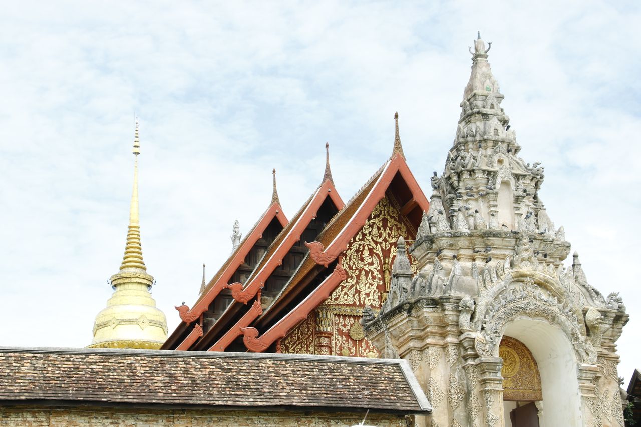 Dächer und Chedi von Wat Phra That Lampang Luang