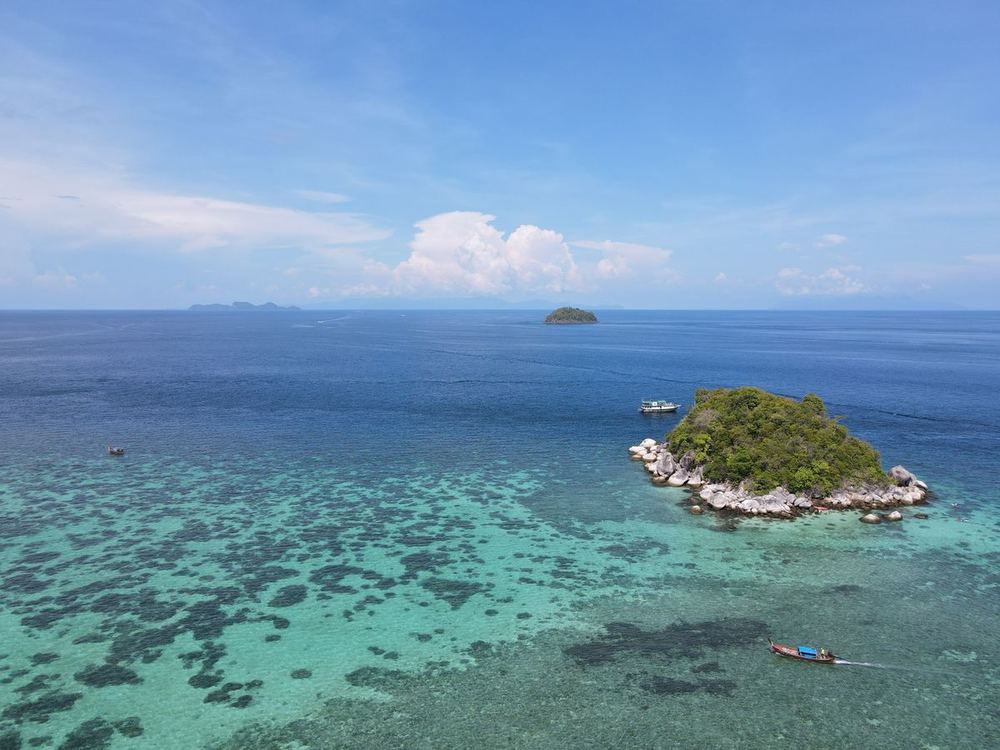 塔鲁岛海洋国家公园海域中小岛周围的珊瑚浅滩
