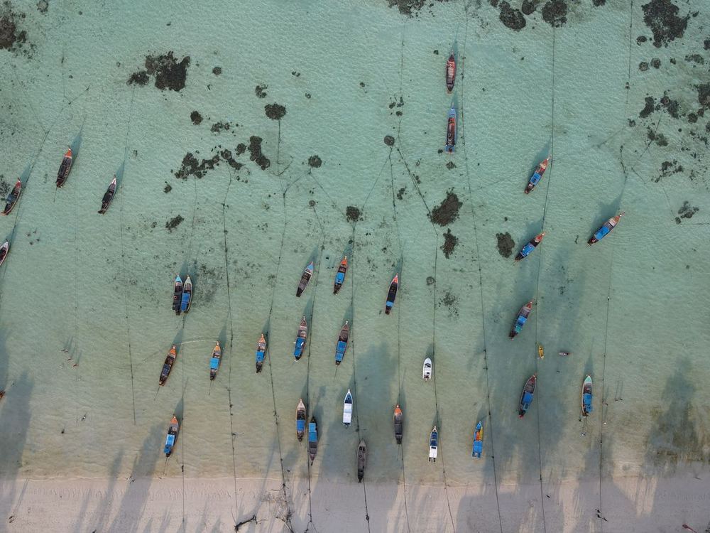 塔鲁岛（Ko Tarutao）近海浅水中停泊的长尾船，该海洋公园紧邻丽贝岛