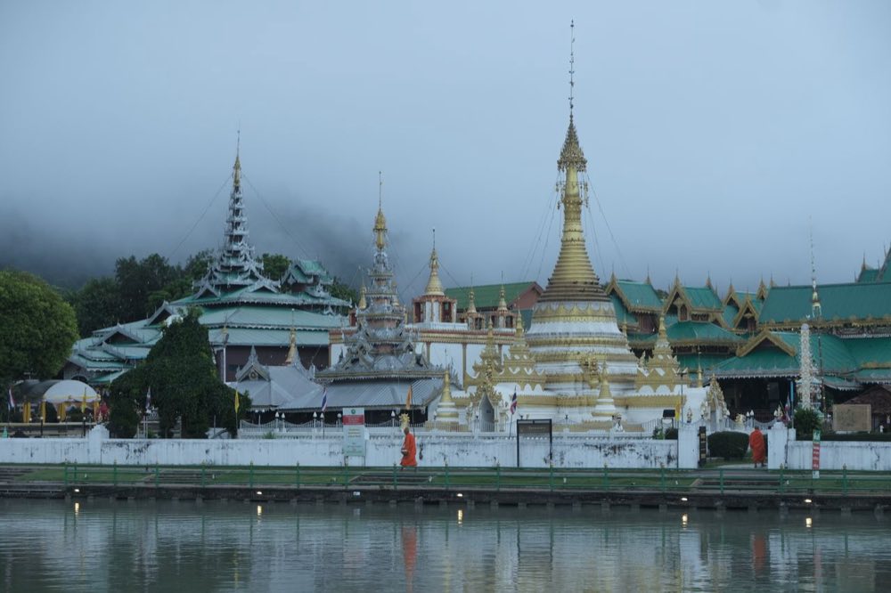 Wat Jong Kham und Wat Jong Klang, Tempel im Shan-Stil, spiegeln sich in einem Teich in Mae Hong Son