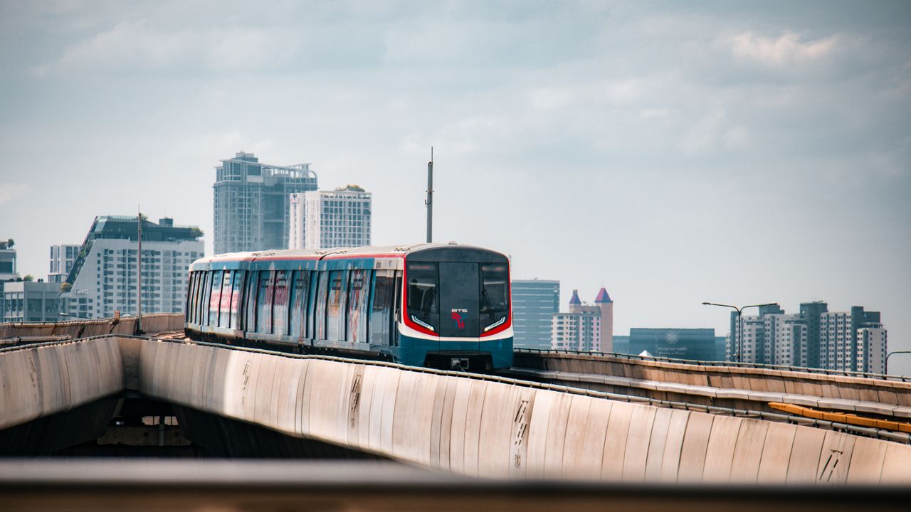 BTS Skytrain auf Hochbahngleisen in Bangkok