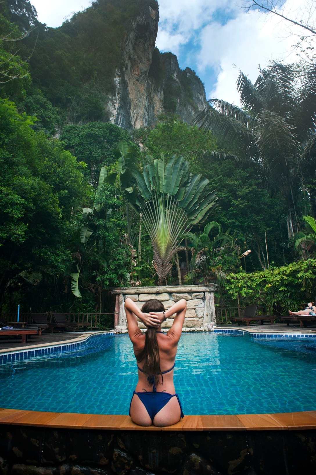 Piscine entourée de verdure et de falaises calcaires à Ao Nang