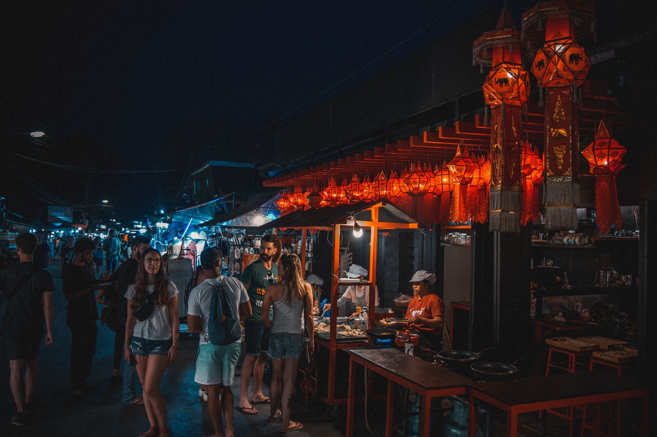 Laternen und Essensstände auf einem Nachtmarkt in Pai