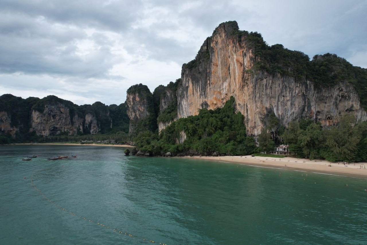 莱利碧绿海水之上的石灰岩峭壁