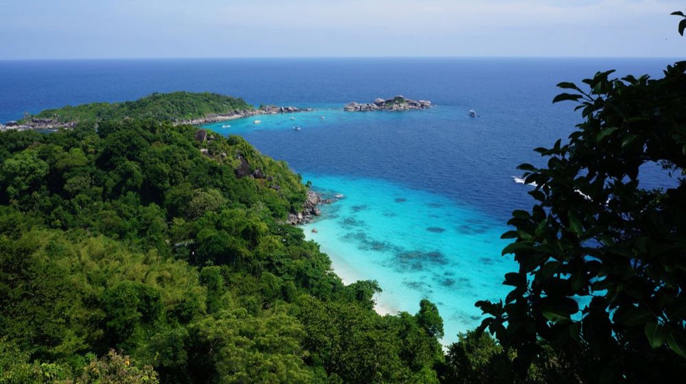 Bewaldete Landzunge und leuchtend blaue Bucht am Aussichtspunkt der Similan-Inseln, Andamanensee