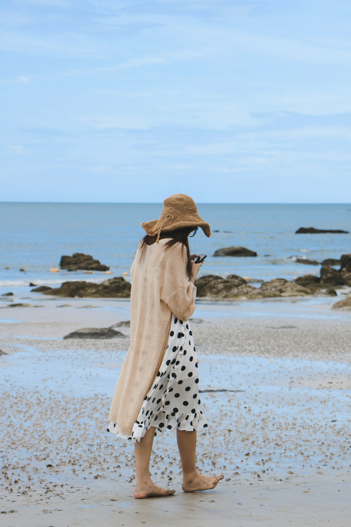 Woman strolling Hua Hin beach on the Gulf of Thailand — Thailand vs Vietnam